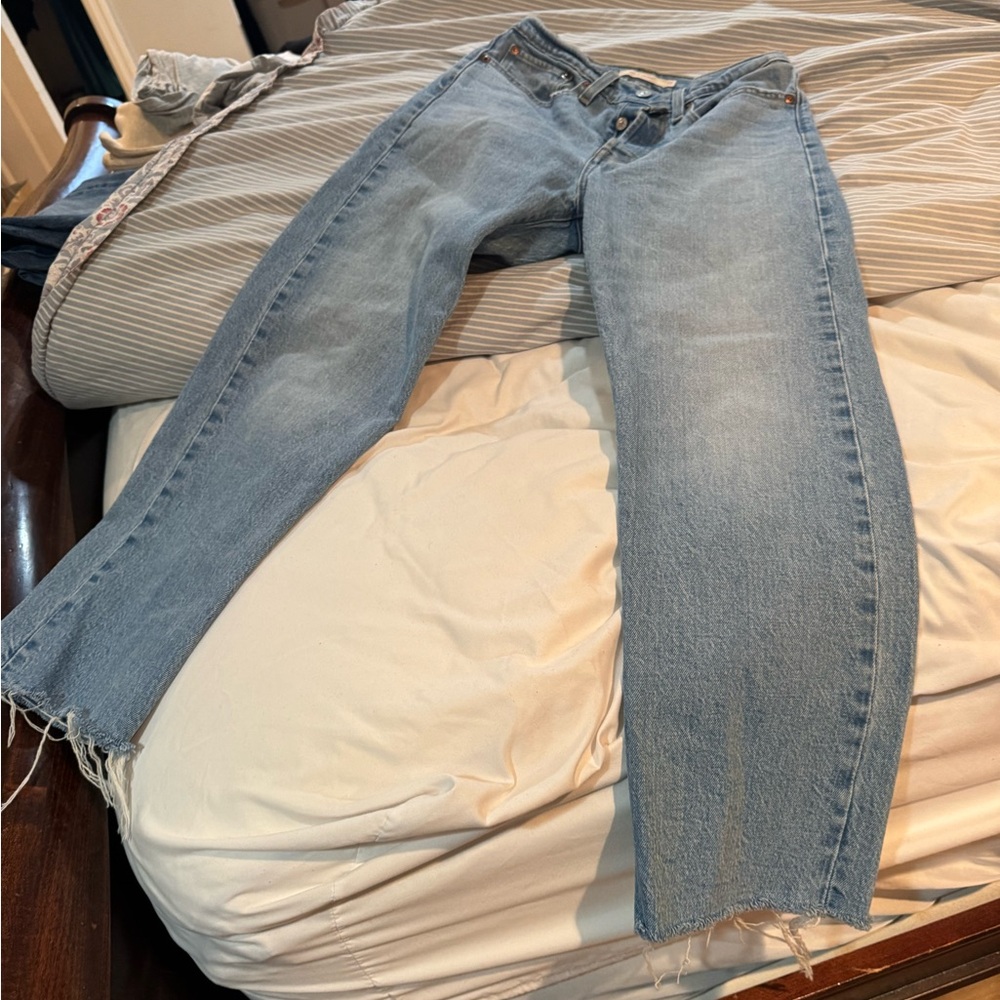 Levi's Wedgie Straight leg jeans , looks amazing on !
